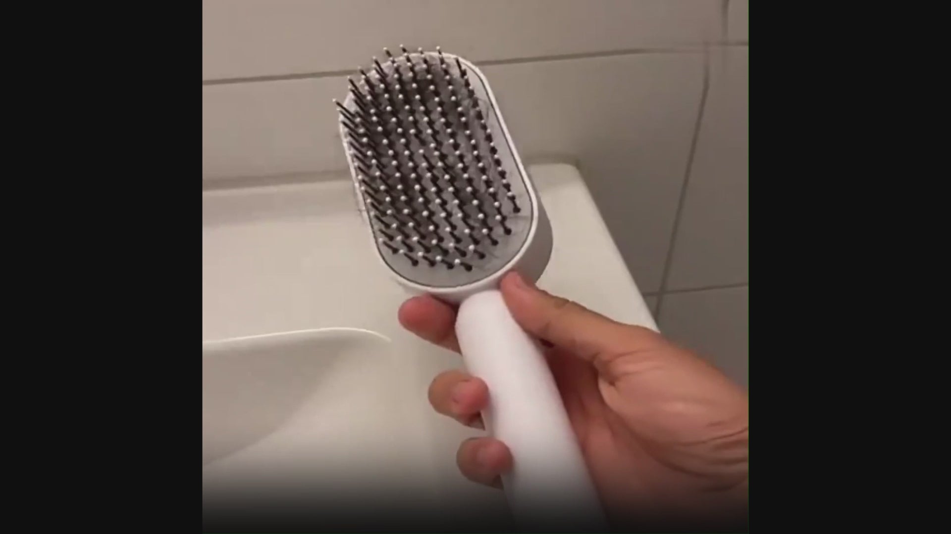 Self cleaning hair brush